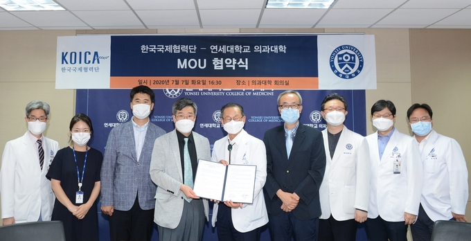 (왼쪽부터) 김문규 국제개발센터 소장, 고하림 지식데이터팀 전임, 조현규 지식데이터팀 팀장, 박재신 코이카 사업전략·아시아 본부 이사, 장양수 연세대학교 의과대학장, 박진용 의료선교센터 소장, 안신기 제중원보건개발원 세브란스아카데미 소장, 염준섭 KOICA-연세 COVID-19 지식허브 TF 위원장(연세대 의대 내과학교실 교수), 국제개발센터 윤상철 부소장