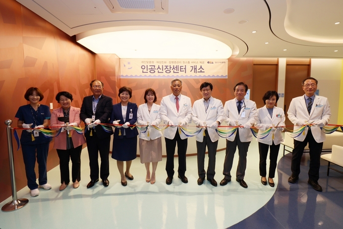 (사진 왼쪽부터) 방소정 인공신장센터 간호사, 김혜진 행정부장, 강재신 행정부원장, 김현주 간호부장, 이미정 신장내과 교수, 강중구 병원장, 신승주 진료부원장, 이기헌 진료부장, 김주리 의료기획실장, 임창훈 내과 과장
