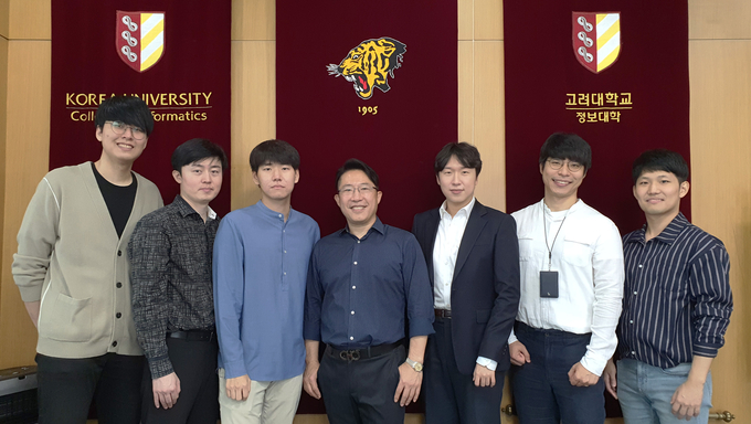 왼쪽부터 유재효 석박통합과정(고려대), 김동현 박사 (현대자동차 AIR Lab, 고려대 졸업생), 정민별 석박통합과정(고려대), 강재우 교수(고려대), 윤원진 박사과정(고려대), 성무진 석박통합과정(고려대), 김강우 석박통합과정 (고려대)
