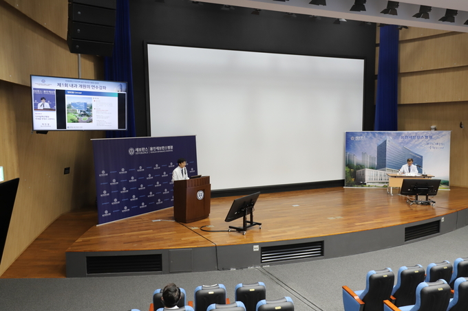 ‘제1회 내과 개원의 연수강좌’의 온라인 개최에 앞서 사전 녹화