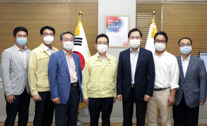 정순균 강남구청장(왼쪽에서 네 번째)과 송영구 강남세브란스병원장(오른쪽에서 세 번째)의 간담회 개최 후 기념 촬영