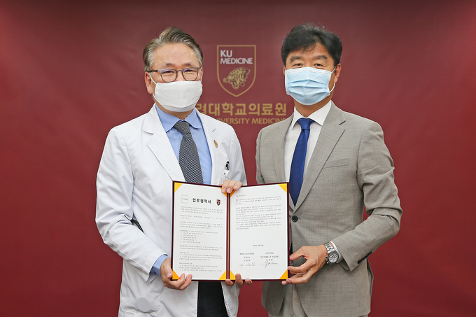 김영훈 고려대 의무부총장(좌측)과 이성환 세마스포츠마케팅 대표