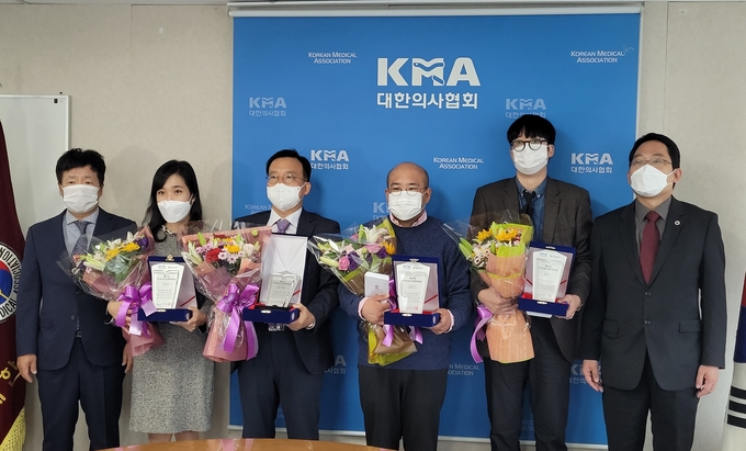 (왼쪽부터) 장평주 GC(녹십자홀딩스) 커뮤니케이션 실장, 이유진 TV조선 기자, 장세정 중앙일보 논설위원, 양영구 메디칼업저버 기자, 김현기 의학신문 기자, 최대집 대한의사협회 회장