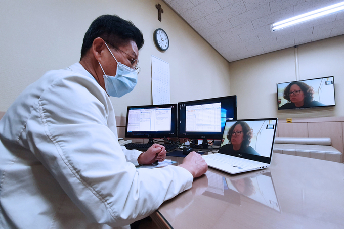 가톨릭대학교 부천성모병원 여성센터·유방암센터 송병주 교수가 2018년 수술하고 카자흐스탄으로 돌아간 환자를 화상으로 진료하고 있다.