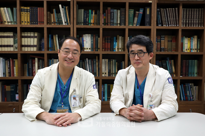 서울성모병원 산부인과 이근호 교수(좌)와 외과 송교영 교수