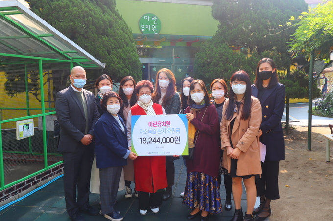 함춘후원회 정대희 간사(왼쪽 첫 번째), 한경자 아란유치원 이사장(왼쪽 다섯 번째)