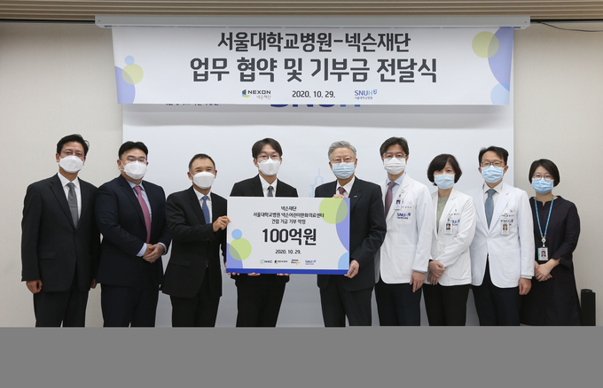 (왼쪽부터)김정욱 넥슨재단 이사장, 노정환 네오플 대표, 김정주 NXC 대표이사, 이정헌 넥슨코리아 대표, 김연수 서울대병원장, 김한석 서울대어린이병원장, 배은정 소아청소년과장, 문진수 소아진료지원실장, 김민선 소아청소년과 교수