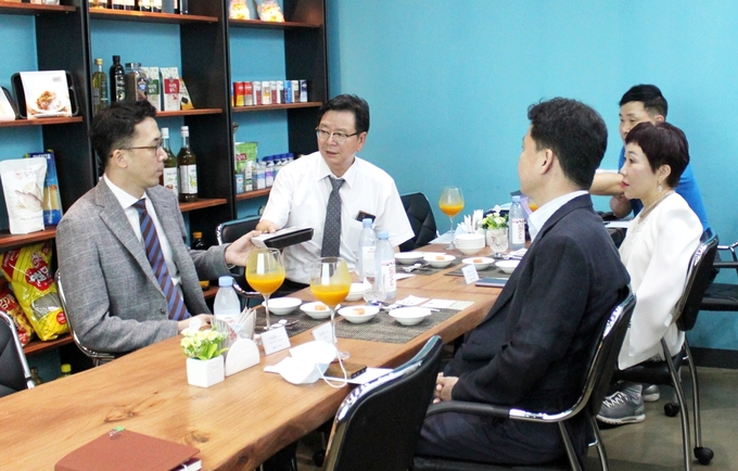 윤승규 암원장과 이승환 교수 및 ‘닥터의 도시락’ 개발자들이 새로 출시된 ‘닥터의 도시락-염분/당분 조절 식단’ 품평회를 진행하고 있다.(좌측 두 번째 윤승규 서울성모병원 암병원장, 좌측 첫 번째 내분비내과 이승환 교수)