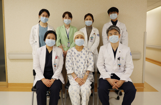 자매간 생체간이식 성공 주인공인 조 모 환자(압줄 가운데)와 여의도성모병원 간 이식팀
