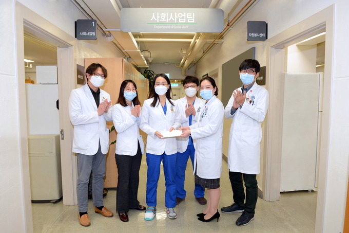연세대 세브란스병원 비뇨의학과 허지은 전임의가 대표로 기부금을 사회사업팀에 전달하고 있다