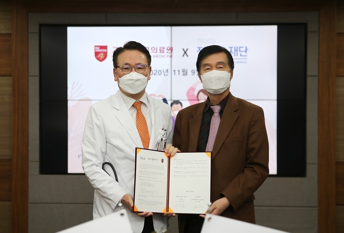 (왼쪽)의료원 김영훈 의무부총장과 (오른쪽)재단 권오규 이사장