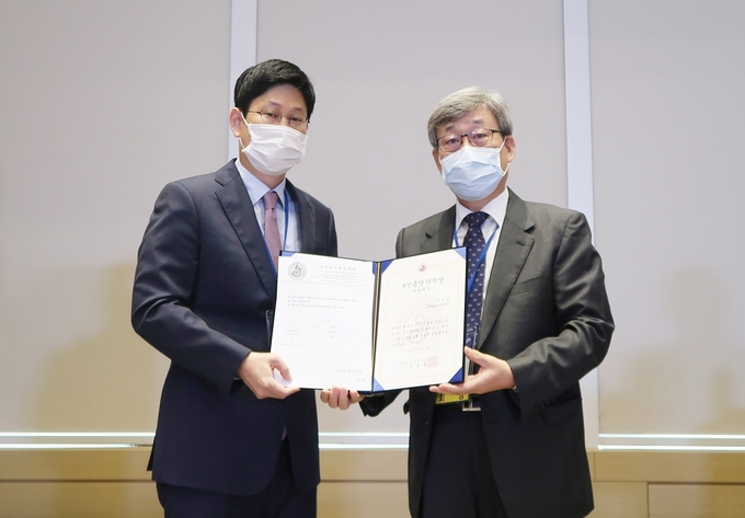 왼쪽부터 이정윤 교수와 김승철 대한부인종양학회 회장