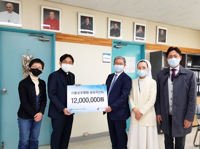 좌측부터 이주사목위원회 배숙 실장, 이광희 위원장 신부, 성모자선회 정대철 회장, 사회사업팀장 장세경 수녀, 이준선 수석