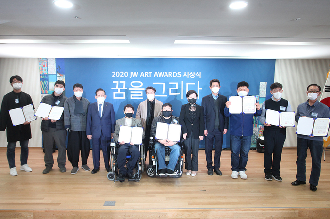 왼쪽부터 김성건(최우수), 최민석(우수), 의수화가 석창우 화백, 이종호 JW그룹 명예회장, 박광철(장려), 이성규 꿈틔움 재단 이사장, 강호찬(대상), 고선순 한국장애인부모회장, 박준범 YTN PD, 이진원(입선), 이은수(장려), 이병륜(입선)