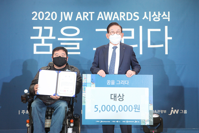 이종호 JW그룹 명예회장(오른쪽)과 대상 수상자 강호찬 씨