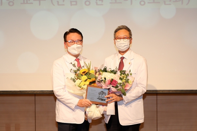필란트로피상 수상자 이기형 교수(右)