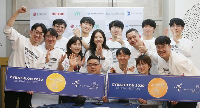 금메달과 동메달을 획득한 나동욱·공경철 교수팀(KAIST 제공)