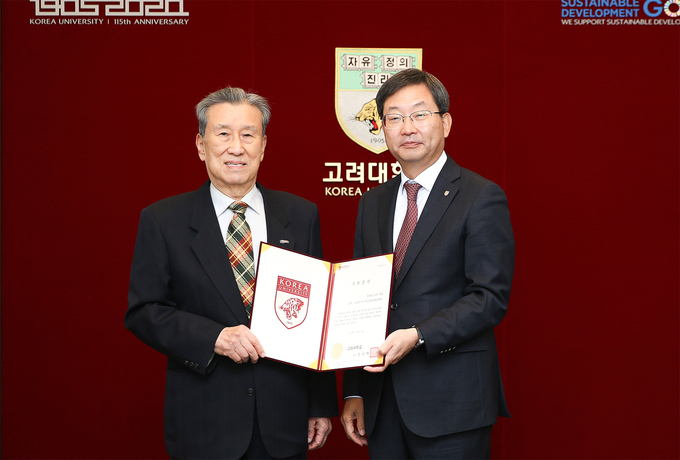 유휘성 교우(왼쪽)와 정진택 고려대 총장(오른쪽)