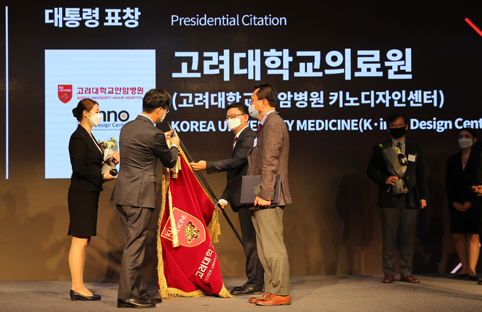 안암병원 박종훈 원장(우)과 키노디자인센터 최정민 차장이 대통령표창을 수여받고 있다.