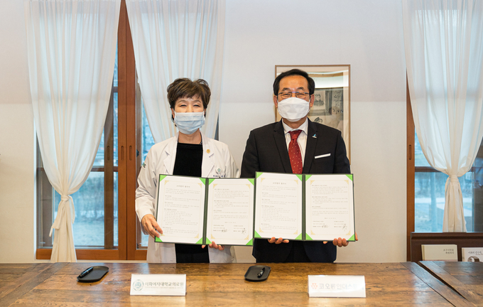 유경하 의료원장과 장희구 코오롱인더스트리 대표이사