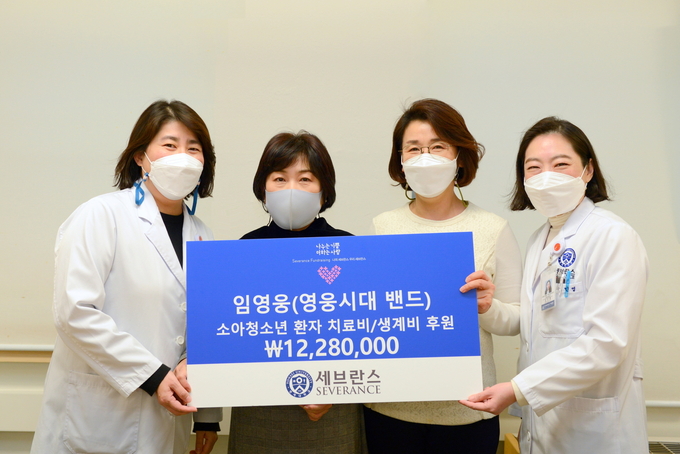왼쪽부터 사회사업팀 박소라 팀장, 영웅시대 밴드 안명숙 리더, 서미숙 총무, 사회사업팀 김민영 파트장
