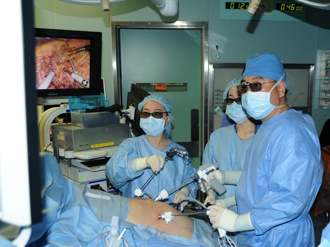 삼성서울병원(이식외과 조재원, 김종만, 최규성, 유진수 교수팀)은 최근 간세포암 환자의 복강경 간 절제술 2500건을 달성했다. 김종만 교수(사진 맨 오른쪽)가 복강경 간절제술을 집도하고 있다.
