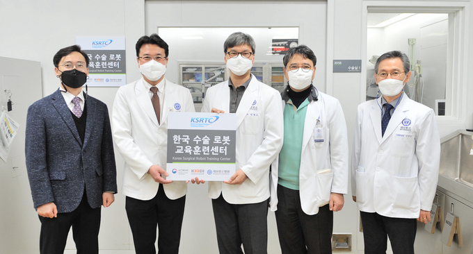 (오른쪽부터) 박순만 한국보건사업진흥원 의료기기화장품산업단 단장, 이성 연세의료원 한국수술로봇교육훈련센터 센터장, 민병소 연세의료원 한국수술로봇교육훈련센터 부센터장, 구성욱 연세의료원 대외협력처 처장, 신전수 연세의료원 연세의생명연구원장