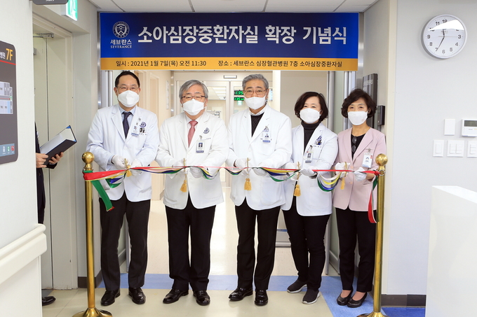왼쪽부터 하종원 세브란스병원장, 박영환 심장혈관병원 원장, 윤동섭 연세대 의료원장, 정조원 소아심장과 과장, 김양수 심장혈관병원 간호팀장