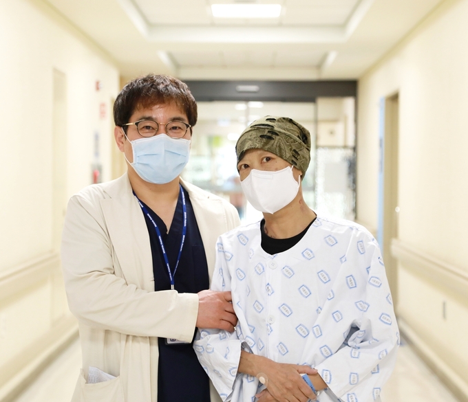 국내 첫 경피적 대정맥판막 치환술을 받은 최모(여, 53세) 환자와 순환기내과 장기육 교수