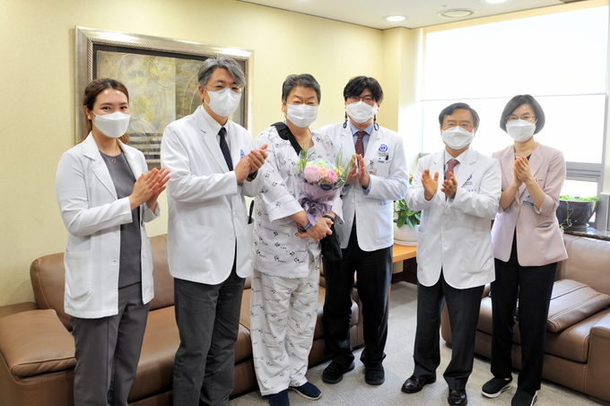 ● (왼쪽부터) 심장내과 정진아 간호사, 심장혈관외과 윤영남 교수, 김영대 씨, 심장내과 오재원 교수, 강석민 교수, 김현주 간호파트장