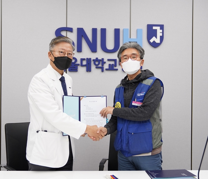 왼쪽 김연수 병원장, 오른쪽 윤태석 서울대병원분회장