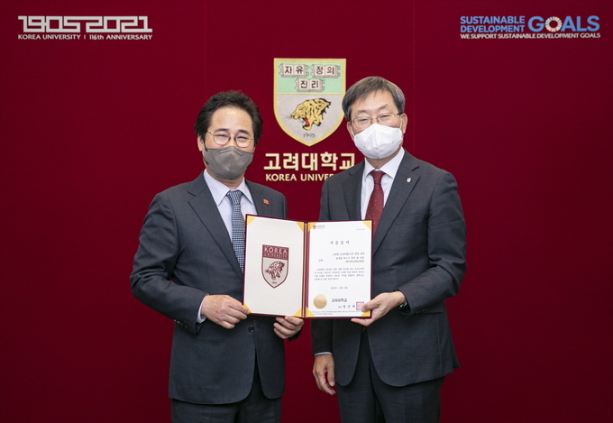 노희열 오로라월드 회장(왼쪽)과 정진택 고려대 총장(오른쪽)