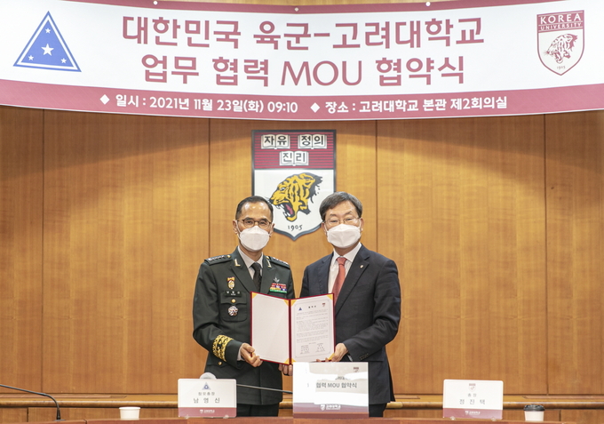 남영신 육군참모총장(왼쪽)과 정진택 고려대 총장(오른쪽)