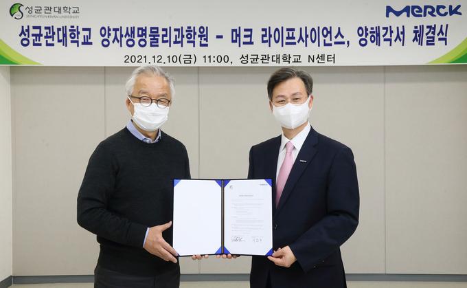성균관대학교 양자생명물리과학원 루크 리(Luke P. Lee) 교수(왼쪽)와 이남구 머크 라이프사이언스 리서치 솔루션 비즈니스 총괄(오른쪽