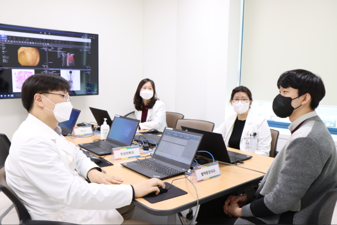 다학제 진료 정보 시스템을 활용한 진료 모습