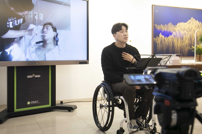 유튜브 채널 위라클(WERACLE)의 운영자 크리에이터 박위씨가 ‘고난 속에서 알게 된 사랑과 삶의 진정한 가치’를 주제로 온라인 강연을 진행하고 있다.