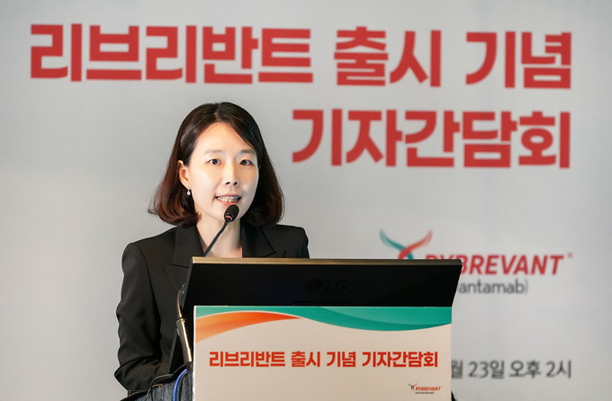 한국얀센 의학부 고민정 상무 ‘EGFR 엑손 20 삽입 변이 비소세포폐암의 새로운 치료옵션으로서 리브리반트의 허가사항 및 임상연구 결과’에 대해 소개한 한국얀센 의학부 고민정 상무는 “리브리반트는 EGFR과 MET을 표적하는 최초의 완전 인간유래 이중특이적 항체로서, 세 가지 작용 기전을 통해 종양 성장을 억제하고 종양 세포의 사멸을 유도한다. 리브리반트의 출시가 앞으로 많은 폐암 환자들에게 희망을 줄 수 있을 것으로 생각한다”고 전했다.