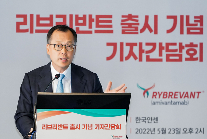 연세암병원 폐암센터장 조병철 교수(연세대학교 세브란스병원 종양내과) ‘EGFR 엑손 20 삽입 변이 비소세포폐암의 최신 지견과 리브리반트 개발을 위한 국내 연구진의 노력’에 대해 발표한 연세암병원 폐암센터장 조병철 교수는 “리브리반트의 등장으로 기존 치료제에 제한적인 효과를 보이던 EGFR 엑손 20 삽입 변이 비소세포폐암 환자에게 새로운 치료 기회를 제공할 수 있게 되었다”고 말했다. 또한, “임상연구 결과 및 리얼월드 데이터에 비추어 보았을 때, 리브리반트가 국내 EGFR 엑손 20 삽입 변이 비소세포폐암 환자에서도 좋은 치료 결과를 보일 것으로 기대된다”고 덧붙였다.