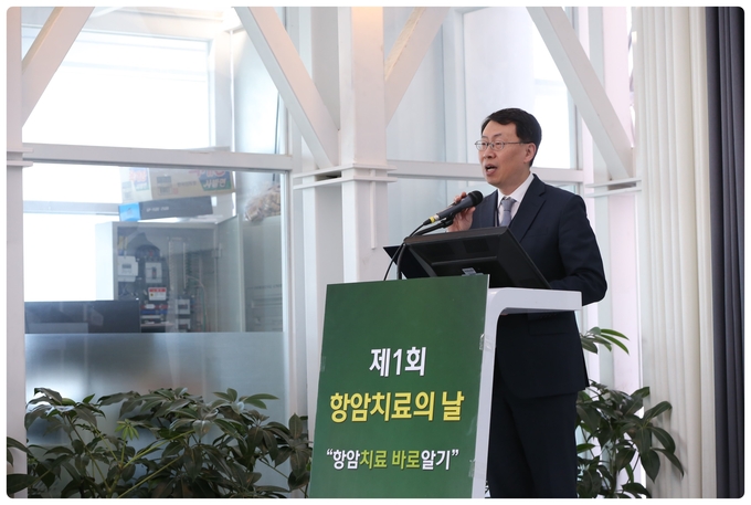 대한종양내과학회 임영혁 이사장이 제1회 항암치료의 날 기념행사에 참석해 개회사를 하고 있다. 