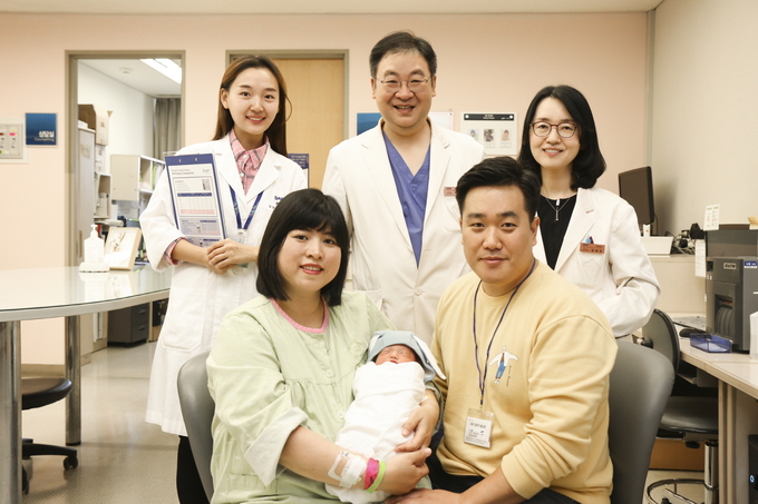 이길선 부부와 아기가 이식을 담당했던 박재범•장혜련 교수