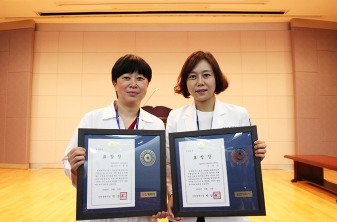 (왼쪽부터)인천성모병원 응급의학과 이운정 교수와 감염관리실 이신영 파트장 